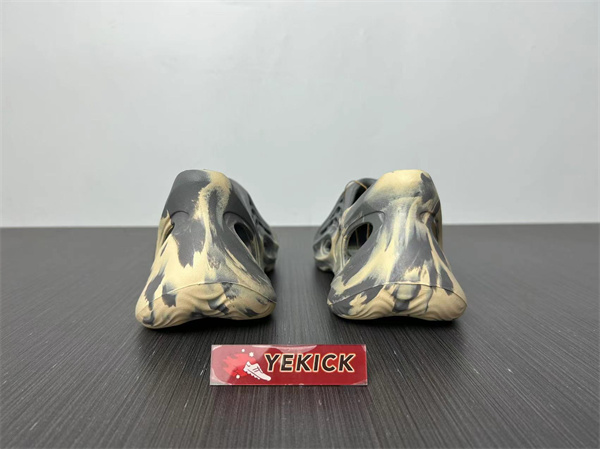 Ad*s yeezy foam rnnr mxt moon gray  gv7904