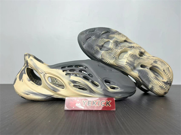 Ad*s yeezy foam rnnr mxt moon gray  gv7904