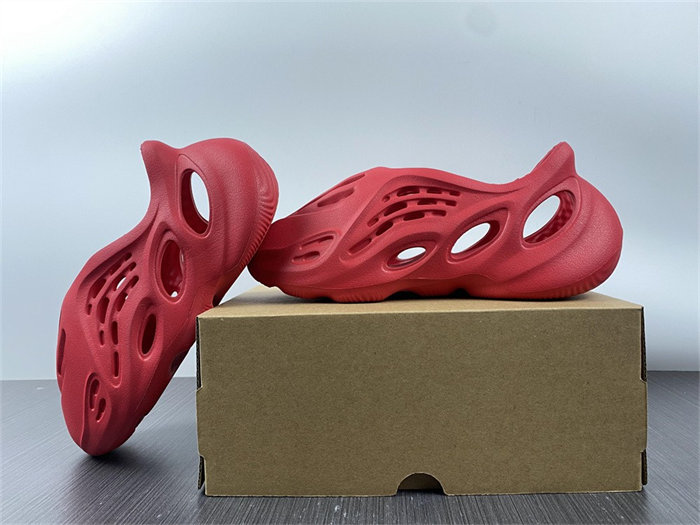Ad*s yeezy foam rnnr vermillion gx1136
