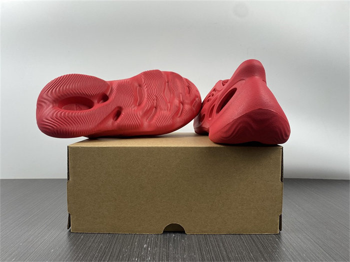 Ad*s yeezy foam rnnr vermillion gx1136