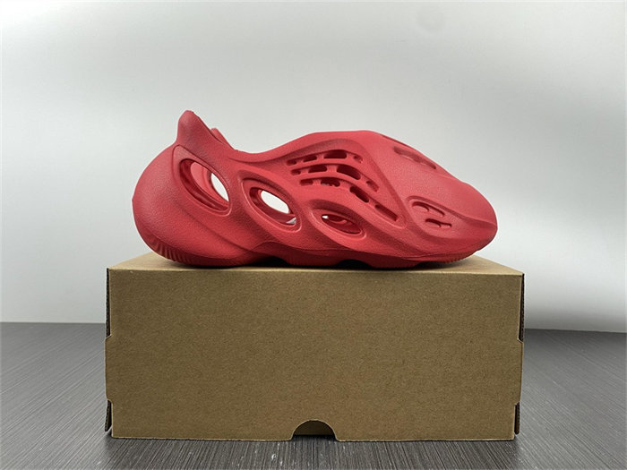 Ad*s yeezy foam rnnr vermillion gx1136