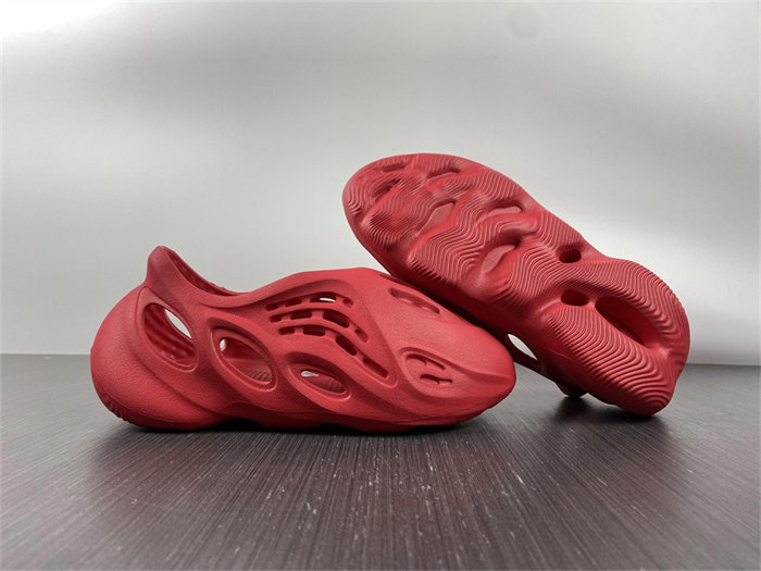 Ad*s yeezy foam rnnr vermillion gx1136
